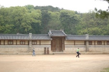 주요 시설은 집무실인 재실  외에 향을 보관하는 안향청,제기를 보관하는 제기고,행랑채 등이 있었으며,단청은 하지 않았다