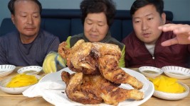 가마솥에 직접 튀긴 [[옛날 통닭(Traditional fried chicken)]] 요리&먹방!! - Mukbang eating show - YouTube | Korean food, Breakfast