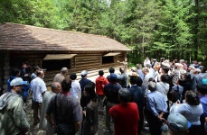 제5차 백두산위인칭송국제축전 참가자들 백두산밀영고향집 방문