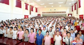 증산돌격운동에 총매진하여 국가경제발전 5개년전략목표를 기어이 점령하자  -강서구역 청산협동농장에서 결의모임 진행-