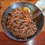 Instagram의 부산맛집 맛있는부산님: “시청 대원냉면밀면 매콤한 양념에 비벼 먹다가 시원한 육수를 부어 먹는 스타일의 밀면. 면발은... 