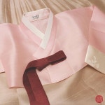 결혼식 당일 한복의 주인공, 혼주 ♡ . . -- 베이비핑크색 옥사명주로 제작된 저고리 -- 밋밋함을 피하게해주는 돌림깃 -- 우아한 와인색 고름... 