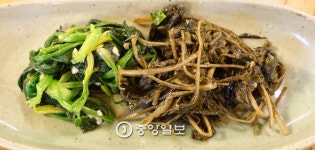 ‘옥이네밥상’의 기본 반찬. 나물 2종(시금치·묵나물).: SPRING FRESH VEGGES | Ethnic recipes, Food, Japchae