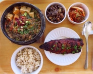 아껴두었던명태 대가리하나 넣고 된장풀고 멸치가루 만들어놓은것 한숫깔 푹 떠넣고 끓이다, 대가리는 건저 버리고 청국장, 두부... 
