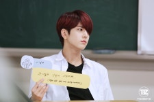 ＹＯＵＮＧＨＯＯＮ에 있는 chien님의 핀 - 2020 | 혁명, 포스터, 연애