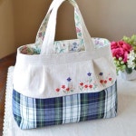 A lot of small flowers! . 草花たくさん！ #刺繍 #embroidery #バッグ #bag | 자수 가방, 가방, 지갑