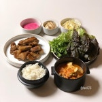 Instagram의 채리맘님: “저녁은 부산에서 유명한 맛있는삼대씨에서 보내주신 돼지갈비, 김치찌개로 해결했어요. 양념이 달짝해요... 