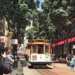 딱 케이블카 방향 바꾸는 지점이라 사람들이 와글와글. 직접 기사님들이 나오셔서 수동으로 방향을 바꾼다😱… | 샌프란시스코, 버스 정류장