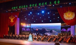 제1차 전당초급당위원장대회 참가자들 예술공연들을 관람-