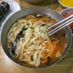 Instagram의 부산맛집 맛있는부산님: “서면 제일분식 넓고 좁고, 굵고... 도심 속에 남아있는 허름한 건물의 모습처럼, 어쩌면 대중 칼국수의 옛... 