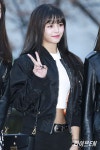 Dress MuBank rehearsal commute 180302 #씨엘씨 #블랙드레스 #배꼽 뮤직뱅크 출근길 리허설이 열렸다 (com imagens)