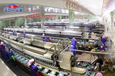 생산적앙양으로 들끓는다 - 김정숙평양제사공장에서 - At Pyongyang Kim Jong Suk Silk Mill -