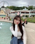 수현 on Instagram: “이 기본티도 마켓업뎃예정상품 💕 스판끼 좋고 부들거리는 소재에 몸매 정말 예뻐보이게 잡아줘요...