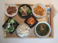 2012년 2월 25일 토요일 그때그때밥상 입니다. 쫀득한 곤약조림과, 새송이 청경채 볶음, 새콤상큼한 무생채, 시금치 된장국, 김치와... 