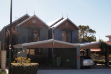 톡톡 튀는 멋지고 독특한 외관의 주택. 도대체 어느 동네야? 서호주 퍼스지역 | Outdoor decor, Outdoor structures, Outdoor