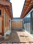 한국형 모던 인테리어를 보여주는 낙산 성곽길 한옥 지금(zikm) : 네이버 포스트 | 마당, 디자이너