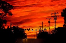 가을이 시작되는 추분인 23일(현지시간) 버지니아 프레더릭스버그 부근 남부 스태포드 카운티의 화이트 오크 도로에서 본 하늘이 일몰속에 붉게... 