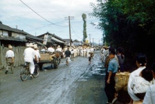 대전에서 마주친 장례 행렬.<br>6·25전쟁 당시 참전 미군인 토마스 상사가 1952년 한국에 머무르는 동안 찍은 슬라이드 필름을 외손자인... 
