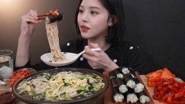 SUB)매콤달콤 충무김밥에 잔치국수 먹방(feat.오징어무침&석박지) 리얼사운드 gimbab janchi guksu mukbang ASMR - YouTube - 2020... 