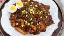 짜장라면은 진짜 집에 떨어지는 안되는 생필품중 하나가 된 것 같아요 ^^ 짜장라면도 좋고, 떡볶이도 좋아한다면 짜장라볶이 어떠세요? 짜장... 