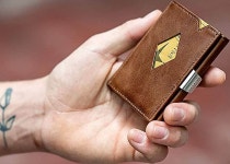 Wallets  소중한 사람을 위한 선물!  고급스럽고 편리한 익센트리 지갑으로 준비하세요~ > 고급스러운 천연가죽 > 손가락 하나로... 