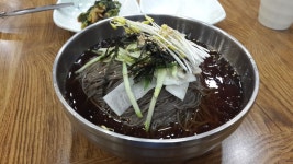 봉평메밀싹막국수  의왕시 안양판교로에 위치. 물막국수 7000원 곱빼기 9000원. 물론 고빼기... 육수를 간장으로 간을 하였다고 합니다.(이미지... 