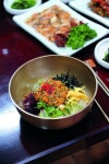 놋그릇에 담겨나오는 멍게비빔밥. 화려한 색만 봐도 군침이 돈다. | 식품 아이디어, 음식, 한식