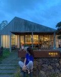 해솔 on Instagram: “제주도 올때마다 생각하는거지만 나중에 결혼하게된다면 꼭 예쁜 주택에서 살고싶다🏡 ⠀ 이렇게 초저녁쯤...