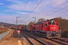 지탄역을 지나는 알록달록 화물열차 #사진 #여행 #철도 #여행사진 #유디니 #여행에미치다 #f4f #instagood #travel... 