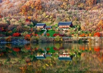 적상호의 비친 반영이 마음을 울리는 적상산사고의 가을 (사진_2012 무주관광사진 전국공모전 입선작 임춘수) | Natural... 