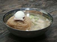 서울 강남에 위치한 평양냉면집, 경평면옥. 박미향 기자.: MY MAYACK MIL NANG MYUN + MAYCK MIL MACK KUKSU ! | Food, Breakfast, Arty