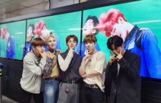 🥺💕 이렇게 예쁜 광고 만들어주시고 많은 분들이 지나가면서 에이스를 한번이라도 더 볼 수 있게 노력해주셔서 정말 고마워요 초이스🥰... 