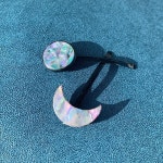 바다 저 깊은 곳 달빛을 연모하던 조개가 스스로 달이되어 찾아왔습니다. 파도의 달빛을 받으며 ... 바다 저 깊은 곳 달빛을 연모하던 조개가... 