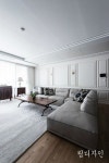 고풍스러운 현대미를 디자인하다. 강남 더샵 포레스트 by 림디자인 : 네이버 블로그 | 거실 디자인, 집 내부, 고급 거실