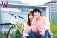 달달커플샷👫 #W#더블유#이종석#한효주#MBC#더우니까그만꽁냥거려요#부러워서그러는거절대아님#더울까봐그래더울까봐”... 