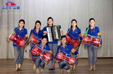 전야의 꾀꼴새들 - 사리원시 미곡농장 문화회관에서 - Great singers across the fields - At the Migok Farm in Sariwon City - in... 