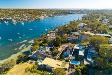 우리 집 앞에 해변 같은 강이 흐르고 있다면? 매일 생활을 푸르게 만드는 시드니 Port Hacking 주택 | Outdoor, Water, River