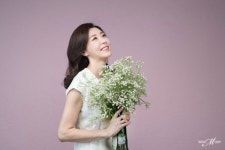 성현아의 미즈케어 솔루션 광고 촬영 사진 모음 | Flower girl dresses, Wedding dresses, Wedding