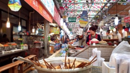 광장시장(廣藏市場)은 서울특별시 종로구 예지동에 위치한 시장이다. 100여년의 역사를 지닌 대한민국 최초의 상설시장이다.