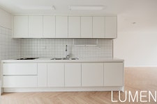 화이트 모자이크타일로 디자인한 로맨틱한 부엌인테리어 - 2020 | 부엌 디자인, 거실 리모델링, 인테리어