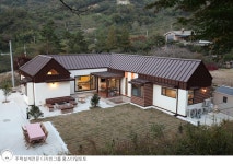 home sweet home에 있는 Minjeong Kim님의 핀 | 시골집, 시골 주택, 집 외관 디자인