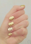 Gold Glitter Nails with White Chevron Accent | 매니큐어, 네일아트, 손톱