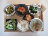 2011년 12월 19일 월요일 그때그때밥상 입니다.현미밥에 맛난 북어국, 미역줄기볶음, 시금치나물, 두부조림입니다. 푸른색이 많은 밥상이에요!!