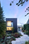 Rough House by Measured Architecture 레인웨이 하우스 딸린 밴쿠버 주택 녹화된 지붕과 수직 정원이 ... | 집 건축, 집 외관, 모던 홈... 