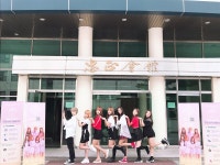 오늘은 선정 중학교에 왔습니다! 오늘 공연을 하는 충심회관 앞이에요! 벌써부터 열기가 후끈후끈 한데요! 곧 만나요!... 
