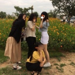 이미지: 사람 1명 이상, 사람들이 서 있음, 나무, 신발, 어린이, 꽃, 실외, 자연 | Pareja coreana, Parejas, Coreanas
