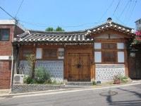 [Seoul] Immersing in Korean Traditional Culture at Bukchon Hanok Village (북촌한옥마을) | Hanok house, Building design, House... 