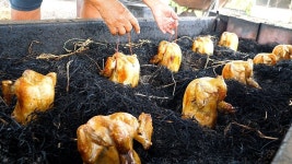 흔한 깡통으로 치킨을 굽는 놀라운 방법, 짚불통닭 - Amazing way to grill chicken - Thai street food - YouTube - 2023 | 놀라운, 치킨