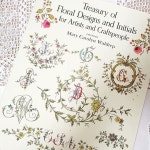 화사한 팬던트 귀요미들 자수의 매력에 흠뻑 빠져... ㅎㅎ #프랑스자수 #embroidery #needlework | Floral design, Initials, Floral