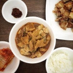 오겹살오가리 넣고 끓인 돼지고기 된장찌개 신김치... 오늘 부추나 파채도 쌈도 없고ㅜㅜ풀 너무 없다ㅋㅋㅋㅋㅋㅋ냉장고 비워야하니...